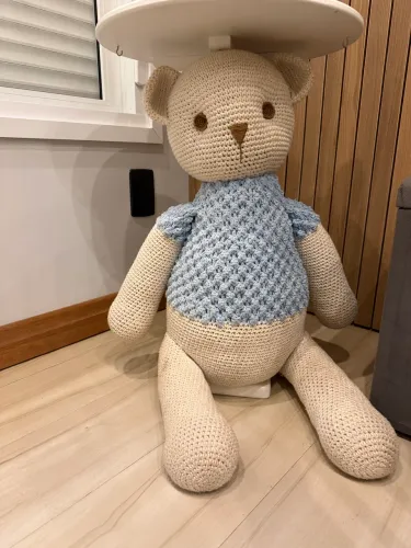 Mesa auxiliar para quarto de bebê 