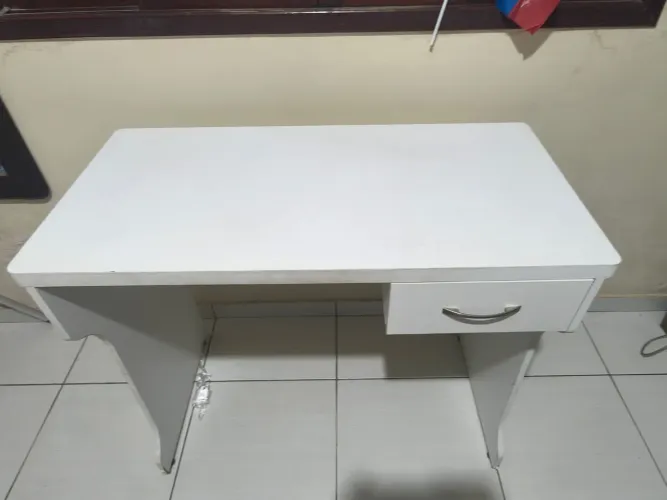 Escrivaninha branca