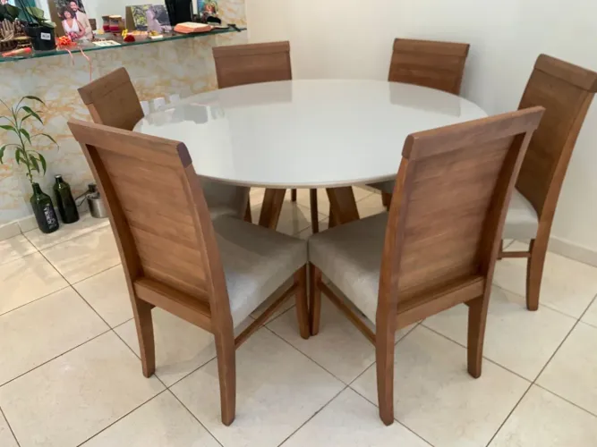 Mesa nova com cadeiras de madeira
