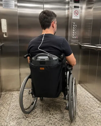 Suporte de concentrador de oxigênio portátil para cadeira de rodas