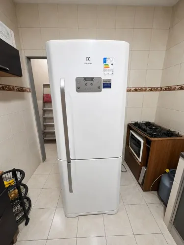Geladeira inverter semi nova!