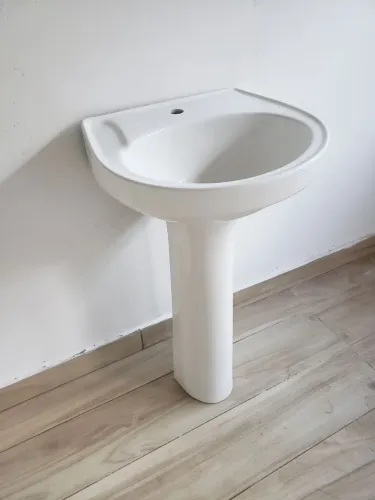 Pia de coluna para banheiro na cor branca