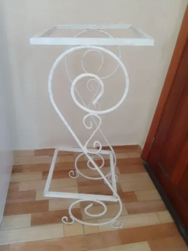 Suporte de ferro para vasos