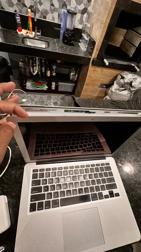 MacBook para retirada de peça