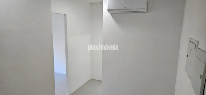 Sala Comercial de 30 m² com Vaga, a 100 Metros do Metrô