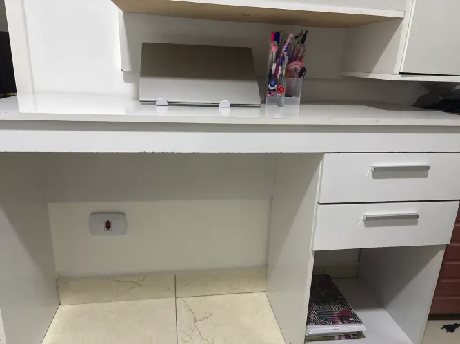 Escrivaninha para estudo .