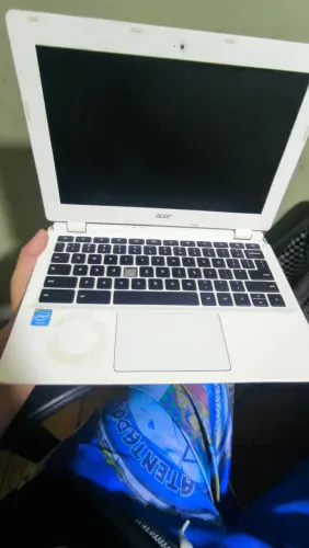 Chomebook Acer branco pra reparo ou retirar peças não tem carregador da sinal mas n liga 