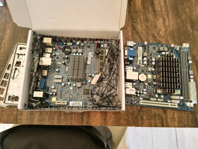 Duas placas integradas , Celeron e amd