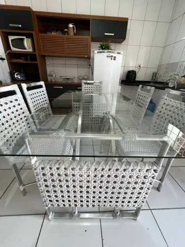 Linda mesa com tampo de vidro e 6 cadeiras