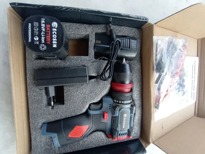  parafusadeira 16,8 W com duas baterias e carregador nova Motor brushilles 300 reais 