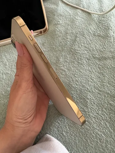 iPhone 13 Pro Max dourado