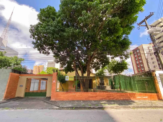Casa duplex com 7 salas, deck e 4 vagas no Meireles