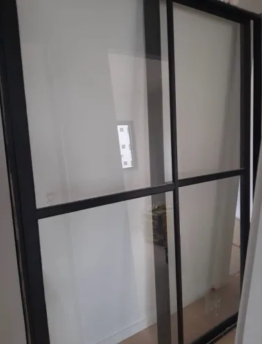Esquadria de alumínio preto com vidro incolor