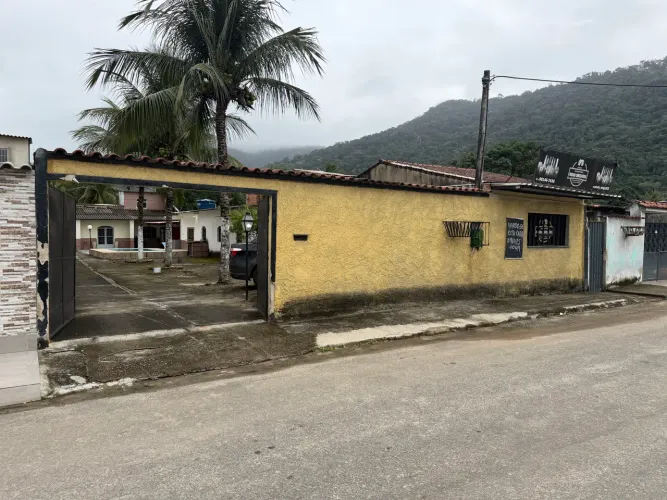 Uma casa grande com piscina e mais uma casa no quintal