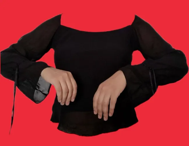 Blusa preta manga longa em tecido com transparência