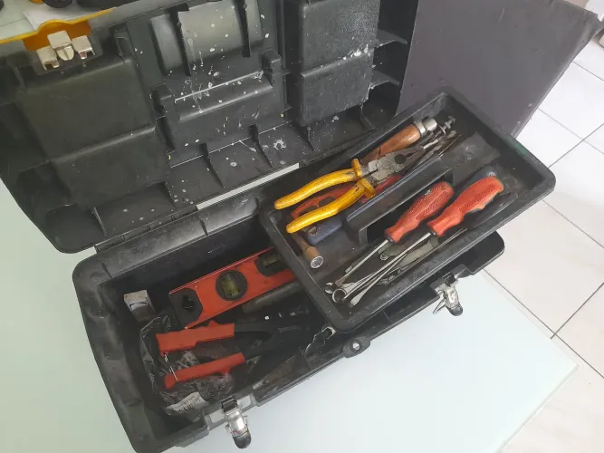 vendo caixa de ferramentas com várias ferramentas semi novas 300 reais chama no preço