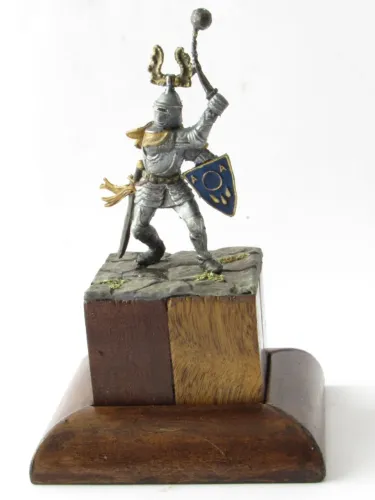 Cavaleiro Medieval Com Maça - Pintado À Mão