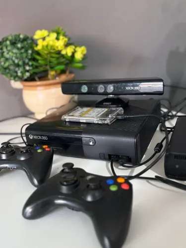 Xbox 360 Super Slim + sensor Kinect e dois controles.