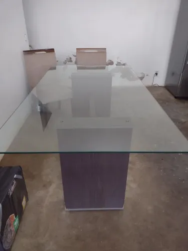 Mesa com tampo de vidro