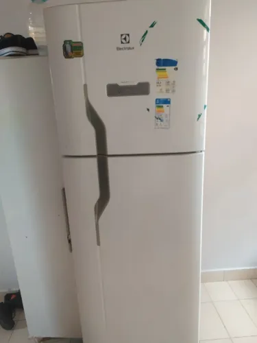 Ge geladeira frost free 127 volts porém ela não está funcionando não gela, apenas liga.
