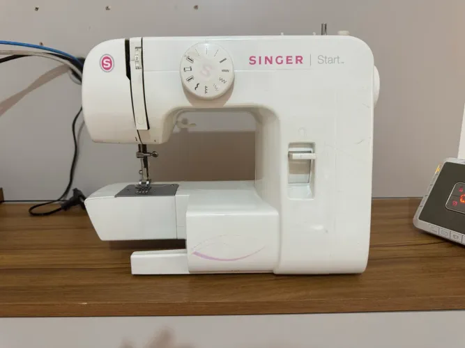 Máquina de costura singer start 1306 Branca