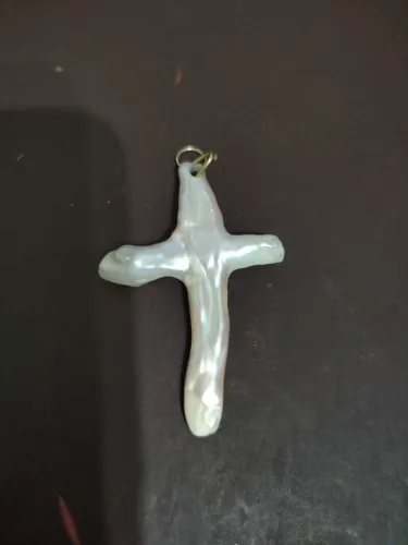 PINGENTE CRUZ PEROLA DE AGUA DOCE NATURAL (REQUINTE E SOFISTICAÇÃO)