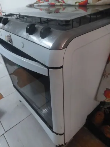 VENDO 1 FOGÃO 5 CHAMAS E 1 MESA MADEIRA. SÓ 300 REAIS.