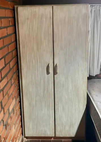 Guarda roupa pequeno 