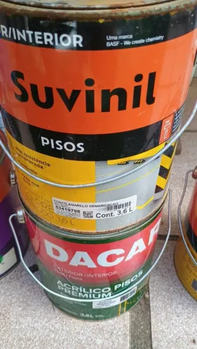 Vendo duas lata de tinta amarelo de marcação