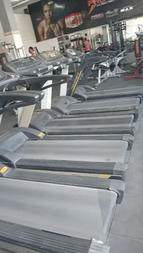 Vendo Academia Aparelhos de Musculação ,Esteiras Completa