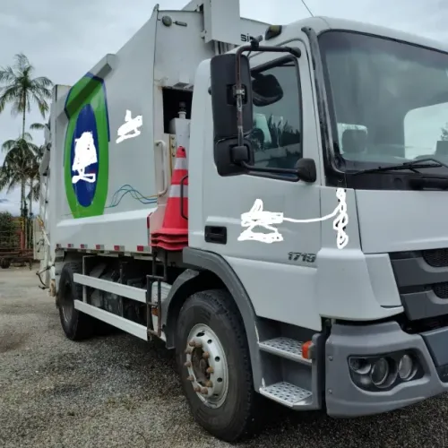 Caminhão MB Atego 1719 - 2013 com Coletor Compact. Lixo