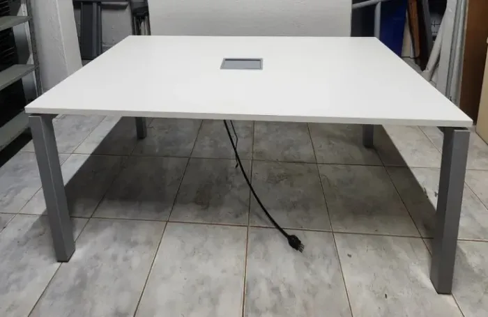 Mesa de Reunião - Mesa de Escritório com Caixa de Tomada