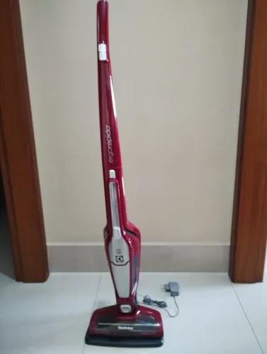 Aspirador de Pó Vertical Sem Fio Electrolux Ergorapido Lithium Vermelho