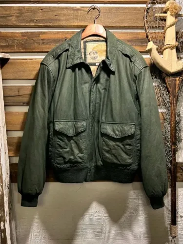 jaqueta de couro modelo aviador a2 na cor verde militar. possui forro interno estampado co