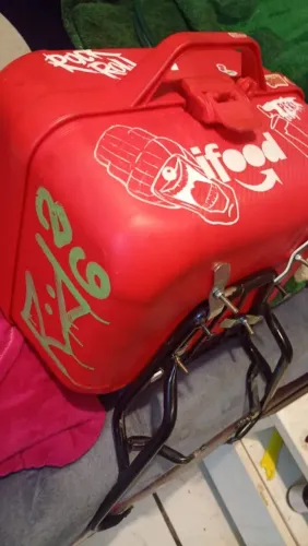 Vende se um bauleto de moto