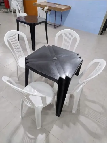 Conjunto de 1 mesa com 4 cadeiras de plástico