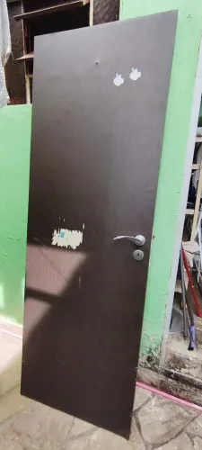 Porta de madeira 2.10/70 com fechadura