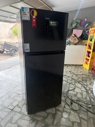 Geladeira meses de uso novinha 127v cor Black
