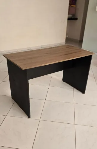 Mesa de escritório em MPF usada