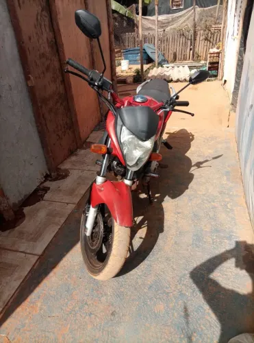 Vende-se cb 300 2012 em dias