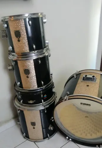 Baterista de plantão vendo bateria personalizada, para estudar ou para apresentação .