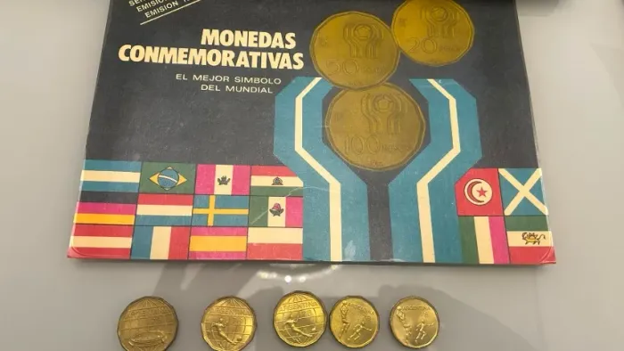Vendo estojo/cartela oficial com 5 moedas da Copa do Mundo de Futebol da Argentina