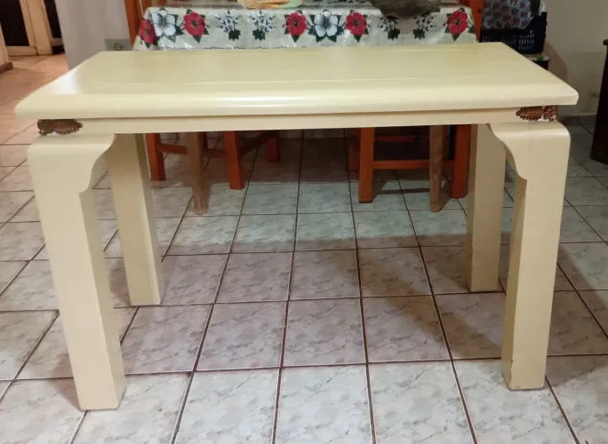 Mesa antiga de madeira maciça