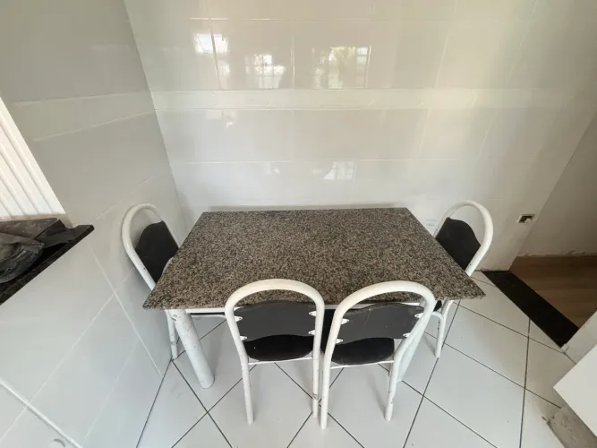 Mesa de Pedra e cadeiras