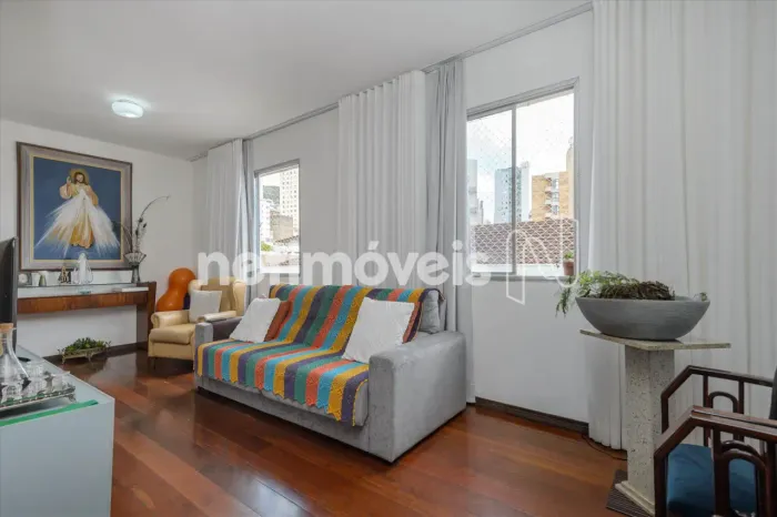 Apartamento 4 quartos no Cruzeiro, elevador e 2 vagas livres.