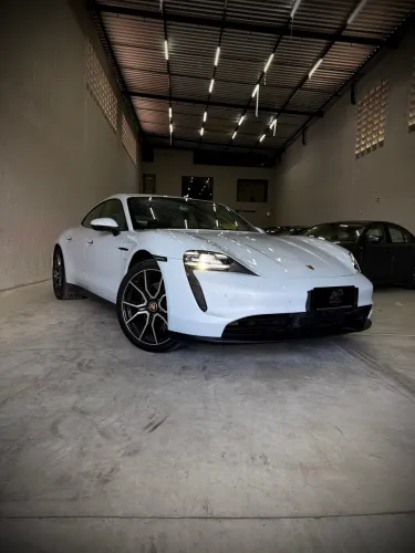 Porsche Taycan (elétrico) 2024