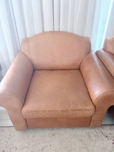 02 Poltronas de couro excelente oportunidade