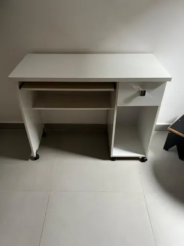 Escrivaninha branca com lugar para teclado.