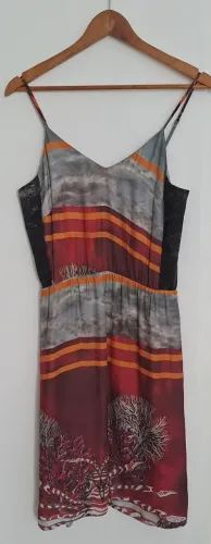 Vestido de alça. Tamanho M. Alças ajustáveis