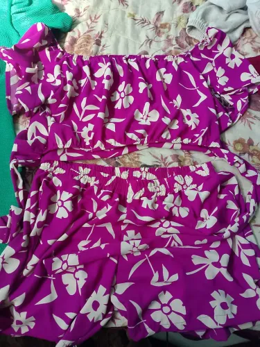 Vendo um conjunto e um vestido etiquetados